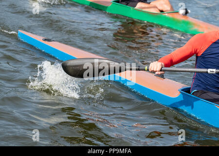 Photo d'une partie d'un kayak avec une pagaie et un rameur. Banque D'Images