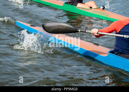 Photo d'une partie d'un kayak avec une pagaie et un rameur. Banque D'Images