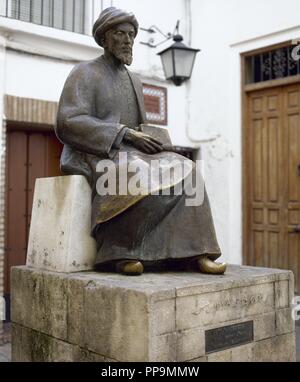 Maïmonide (1135-1204). Médecin et philosophe juif. Statue de Maïmonide, 1964, par Amadeo Ruiz Olmos (1913-1993). Tibériade Square. Cordoba. L'Espagne. Banque D'Images