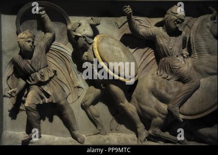 Alexander sarcophage. 4ème siècle avant J.-C.. Côté court représentant une bataille. Côté court représentant une scène de bataille. Reconstitution des couleurs. Musée archéologique. Istanbul. La Turquie. Banque D'Images