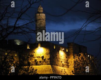 Israël. Jérusalem. Murs de la vieille ville et Tour de David (Citadelle). Vue de nuit. Banque D'Images