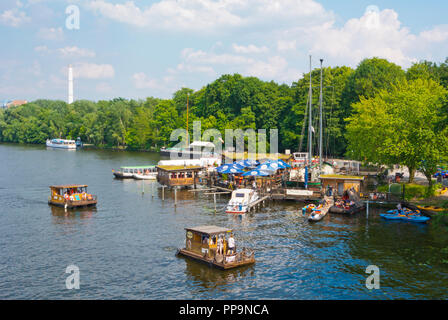 Poetensteig, bateau piers et restaurants, Spree, parc de Treptow, Alt-Treptow, Berlin, Allemagne Banque D'Images