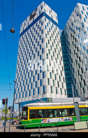 Le tramway, en face de l'établissement Clarion Hotel Helsinki, Jätkäsaari, Port Ouest, Helsinki, Finlande Banque D'Images