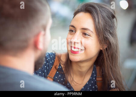 Smiling woman having a conversation Banque D'Images