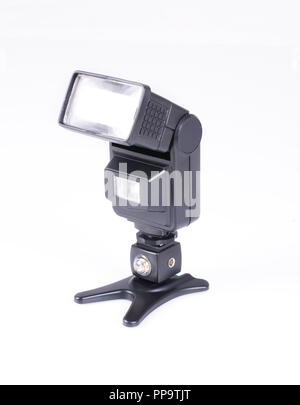 Flash pour un appareil photo sur un fond blanc isolé. Studio flash light Banque D'Images