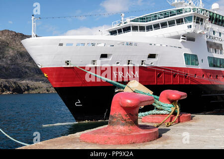 Mme Hurtigruten Fram explorer bateau de croisière amarré amarré à quai dans le port de Sisimiut (Holsteinsborg), Qeqqata, Groenland Banque D'Images