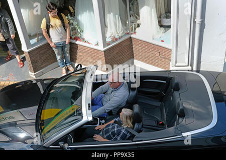 Les voitures qui circulent dans les rues étroites de Totnes dans le Devon, UK Banque D'Images