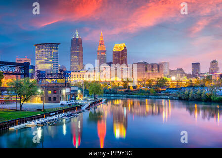 Cleveland, Ohio, USA Skyline sur la rivière Cuyahoga. Banque D'Images