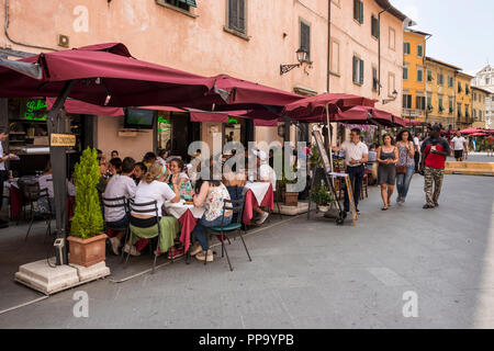 Les gens en train de déjeuner dans un café de la chaussée, Pise, Toscane, Italie Banque D'Images