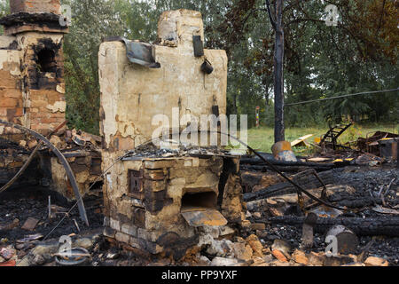 Cuisinière dans une maison brûlée dans une campagne, l'arrière-plan en cas de catastrophe Banque D'Images