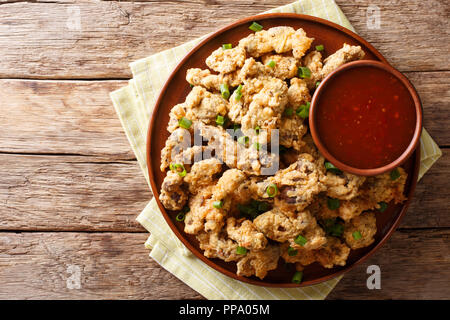 Délicieux le poulet frit croustillant estomacs et sauce tomate close-up sur une plaque sur une table horizontale. haut Vue de dessus Banque D'Images