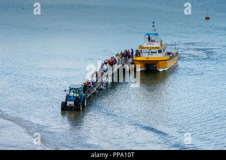 Disemabrking les touristes de voyage en bateau près de South Beach, Tenby Tenby, Pembrokeshire, Pays de Galles Banque D'Images