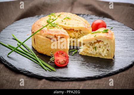 Une nourriture saine et savoureuse tarte avec différents matériaux Banque D'Images