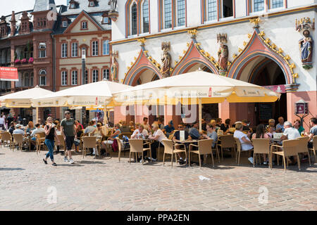 Trèves Allemagne,17-Aug-2018:personnes sur terrasse dans la rue principale de Trrier en Allemagne, les premières traces de peuplement humain dans le domaine de la ville montrent des signes de poterie linéaire villes datant du début du Néolithique Banque D'Images