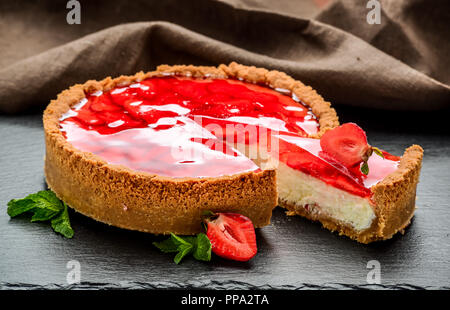 Gâteau au fromage et fraises à froid avec gelée de fraises. Banque D'Images