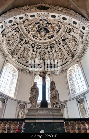 Trèves,17-Aug-2018:l'intérieur de l'église dom , la modifier avec la croix de trêves, le dom est une église du Moyen-âge et un emblème de la ville Banque D'Images