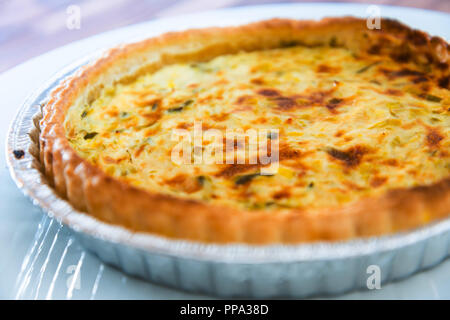 Tarte Quiche aux poireaux et saumon fumé Banque D'Images