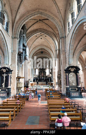 Trèves, Germnay,17 août 2018 les gens prient et visiter la cathédrale de saint Pierre dans la ville allemande de Trèves, le dom est du moyen-âge et un point de repère de la ville d'ions Banque D'Images