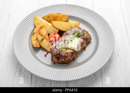 Utile et savoureux, grillades de bœuf avec frites Banque D'Images