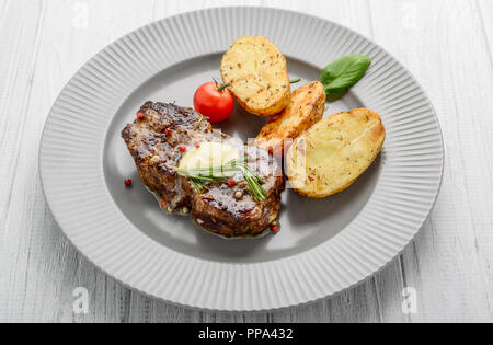 Utile et savoureux, grillades de bœuf avec frites Banque D'Images