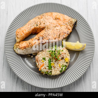 Utile et savoureux, saumon grillé avec légumes et riz Banque D'Images