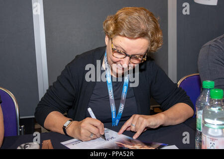 Fürth, Allemagne - 22 septembre 2018 : Susanna Bonaséwicz (*1955, allemand doubleuse - Bibi Blocksberg, Leia Organa dans Star Wars) de signer des autographes Banque D'Images