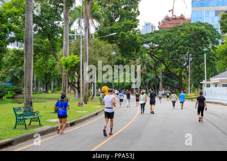 Bangkok, Thaïlande - 21 juillet 2018 : Les gens de courir le Parc Lumphini Banque D'Images