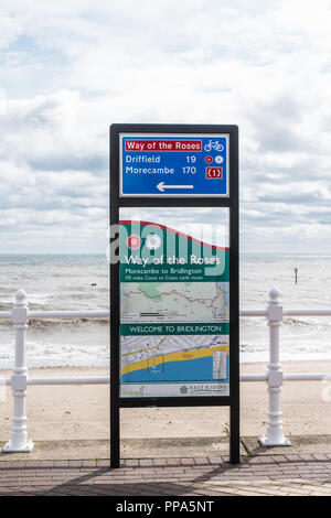 Panneau indiquant le chemin des roses sur le front de mer à Bridlington East Yorkshire, une randonnée à vélo de Bridlington à Morecambe sur la côte ouest Banque D'Images