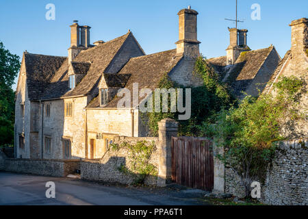 Gites dans le village de Cotswold Coln St Dennis dans la lumière du soleil tôt le matin, Cotswolds, Gloucestershire, Angleterre Banque D'Images