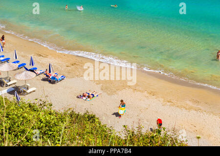 Bali, Grèce - 4 mai 2016 : plage mer Varkotopos dans bay resort village de Bali. Vues de la rive, lavé par les vagues avec chaises longues et parasols où bronzer et nager les touristes. Crète, Grèce Banque D'Images