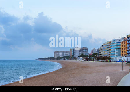 Côte de sable et de l'architecture Spanish beach resort Blanes en été. Costa Brava, en Catalogne. Les touristes se détendre sur la plage et promenade le long de la promenade côtière. Espagne Banque D'Images