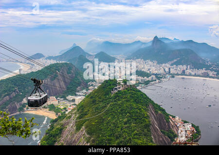 Vue panoramique de bâtiments dans la ville de Rio de Janeiro avec favelas dans les collines avec Misty Hills et statue sur la montagne, le Brésil , l'Amérique du Sud Banque D'Images