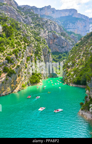 Vue des Gorges du Verdon au lac de Sainte-Croix, Provence, France, près de Moustiers-Sainte-Marie, département des Alpes-de-Haute-Provence Banque D'Images