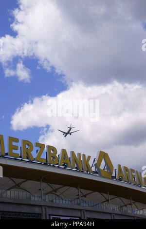 Francfort, Allemagne - le 11 août 2018 : un avion survolant le stade et le logo de la Commerzbank Arena, de l'accueil du club de football Eintra Banque D'Images