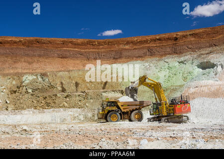 Chariot d'être chargé de minerai dans la mine d'or à ciel ouvert, l'ouest de l'Australie Banque D'Images