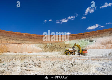 Chariot d'être chargé de minerai dans la mine d'or à ciel ouvert, l'ouest de l'Australie Banque D'Images