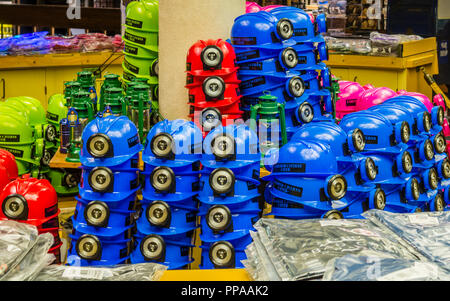 Casques Carlsbad Caverns spéléologue et lanternes en vente à la boutique de cadeaux dans le Parc National de Carlsbad Caverns Nouveau Mexique USA. Banque D'Images