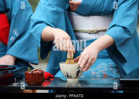 Femme japonaise en kimono traditionnel de préparer le thé vert japonais cérémonie au jardin Banque D'Images