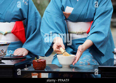 Femme japonaise en kimono traditionnel de préparer le thé vert japonais cérémonie au jardin Banque D'Images