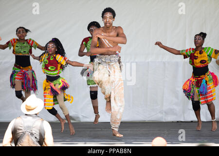 St Louis, Missouri, USA - 26 août 2018 : Le Festival des nations, hommes femmes et enfants à partir de l'ensemble de Performance jeunes Kummba, effectuer la tradit Banque D'Images