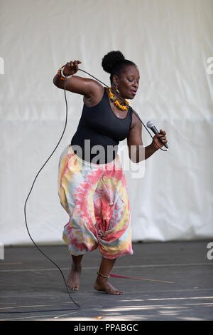 St Louis, Missouri, USA - 26 août 2018 : Le Festival des nations, hommes femmes et enfants à partir de l'ensemble de Performance jeunes Kummba, effectuer la tradit Banque D'Images