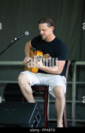 St Louis, Missouri, USA - 26 août 2018 : Le Festival des nations, l'homme jouant de la guitare. Banque D'Images