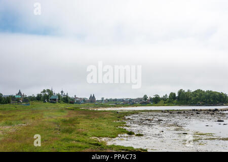 Vue sur le monastère de Solovetsky à partir de la côte de la mer Blanche, à marée basse. Banque D'Images