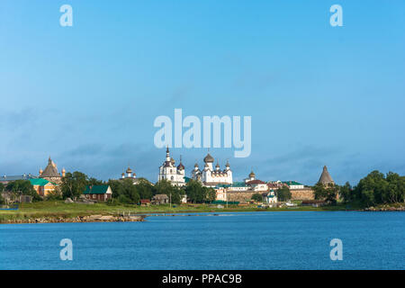 Vue sur le monastère de Solovetsky Spaso-preobrajensky la mer Blanche, oblast d'Arkhangelsk, Russie. Banque D'Images