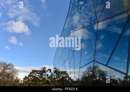 Panneaux de verre reflétant une scène, l'Australian Centre for the moving image, Melbourne, VIC, Australie Banque D'Images
