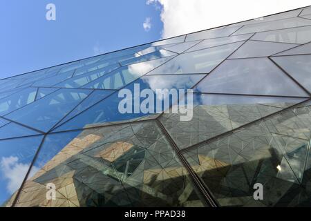 Panneaux de verre reflétant une scène, l'Australian Centre for the moving image, Melbourne, VIC, Australie Banque D'Images