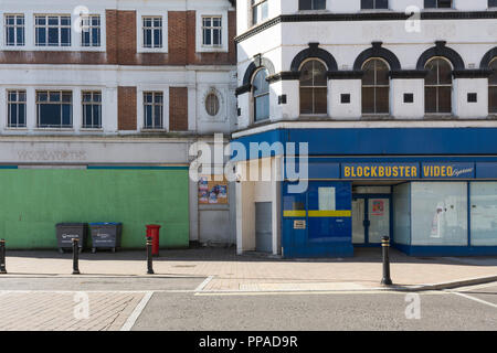 Vide Fermé barricadèrent Woolworths et Blockbuster Video boutiques, UK Banque D'Images