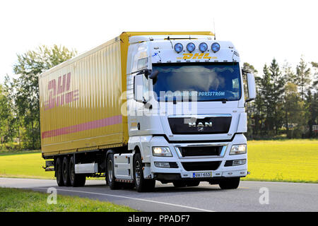 SALO, FINLANDE - le 23 septembre 2018 : White MAN TGX 18.480 chariot de transport remorque DHL Forsstrom parcours le long de la route un jour de l'automne. Banque D'Images