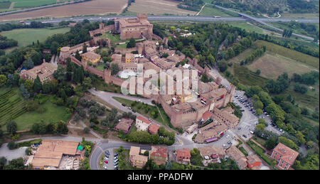 Vue aérienne du château de Gradara, la forteresse des Malatesta où les amants Paolo et Francesca est mort Banque D'Images