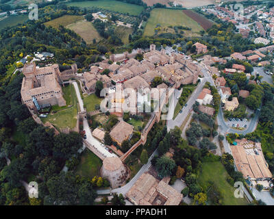 Vue aérienne du château de Gradara, la forteresse des Malatesta où les amants Paolo et Francesca est mort Banque D'Images